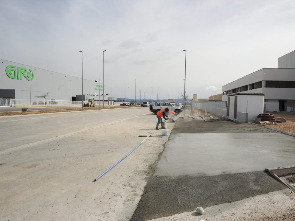 Operarios trabajan en las nuevas instalaciones de la multinacional alemana Rochling.