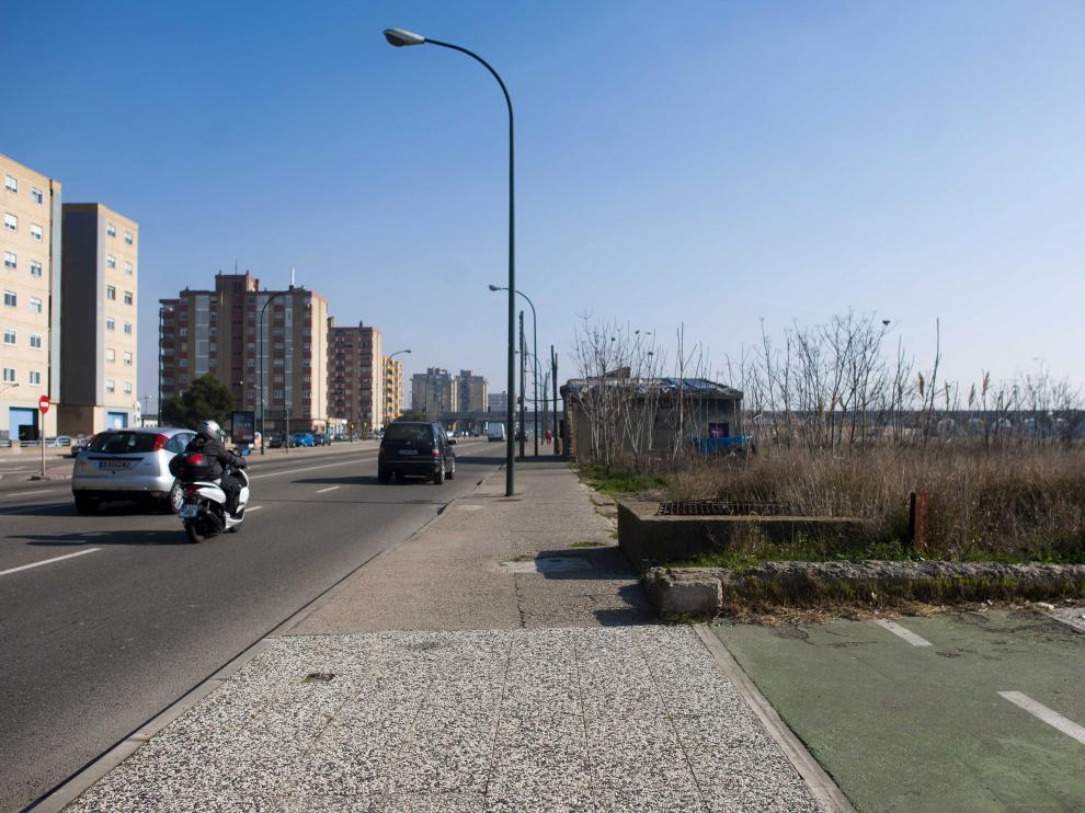 Una acequia corta el carril bici de la avenida de Cataluña.
