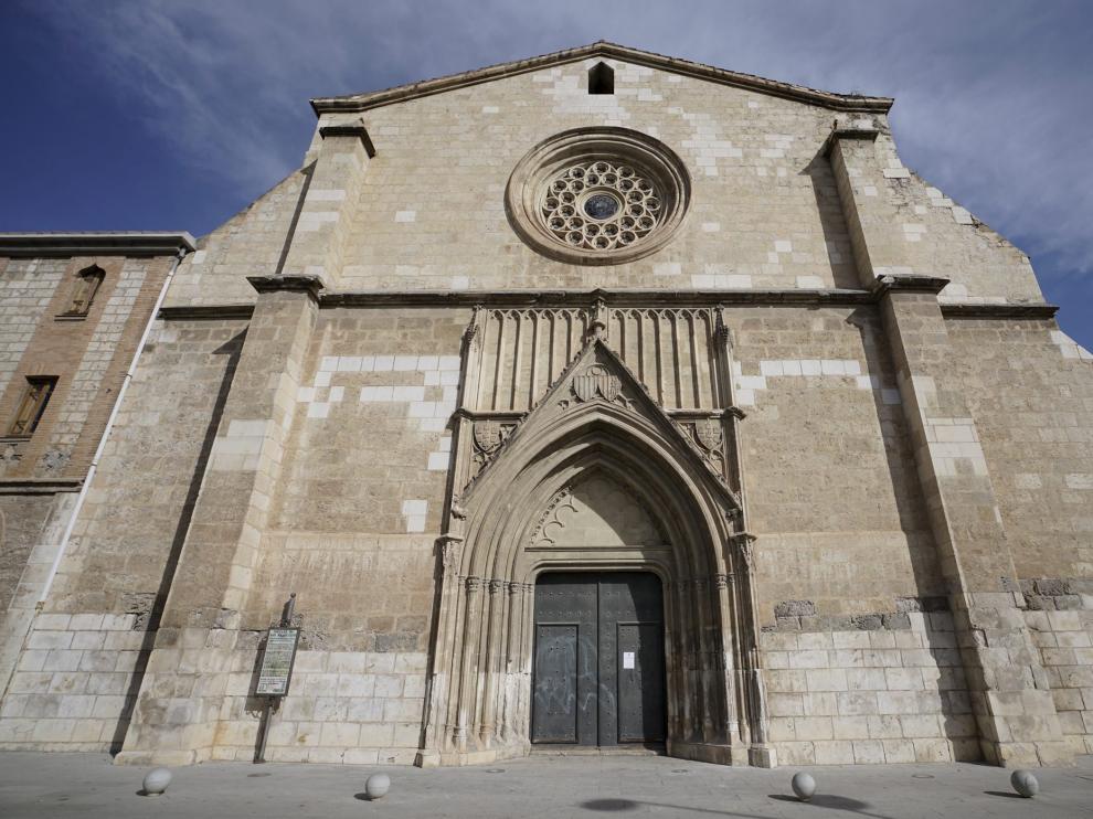 La fachada principal de la iglesia luce muy deteriorada.
