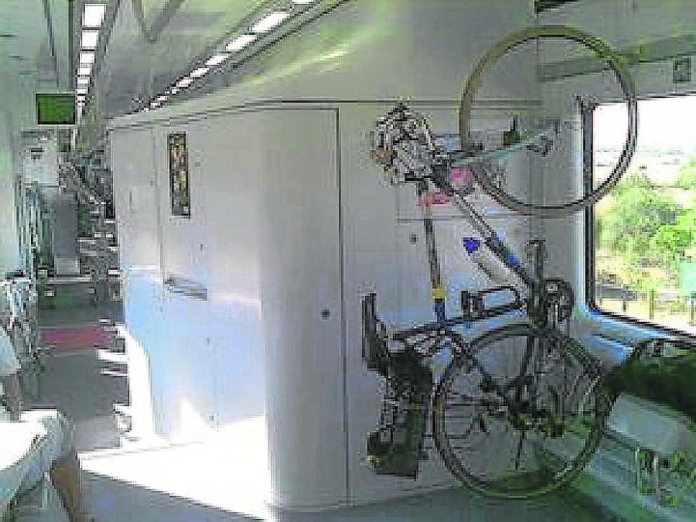 Las soluciones técnicas, a examen. El Consorcio de Transportes instalará un sistema de anclaje distinto en los dos autobuses que cubren la ruta de Villamayor con el fin de comprobar cuál es el más práctico de los que viene utilizando Renfe en sus cercanías y regionales en las imágenes. Tanto en el caso de la fijación horizontal como la vertical, se montarán asientos abatibles para que los viajeros puedan usarlos cuando no ocupen el espacio las bicis.