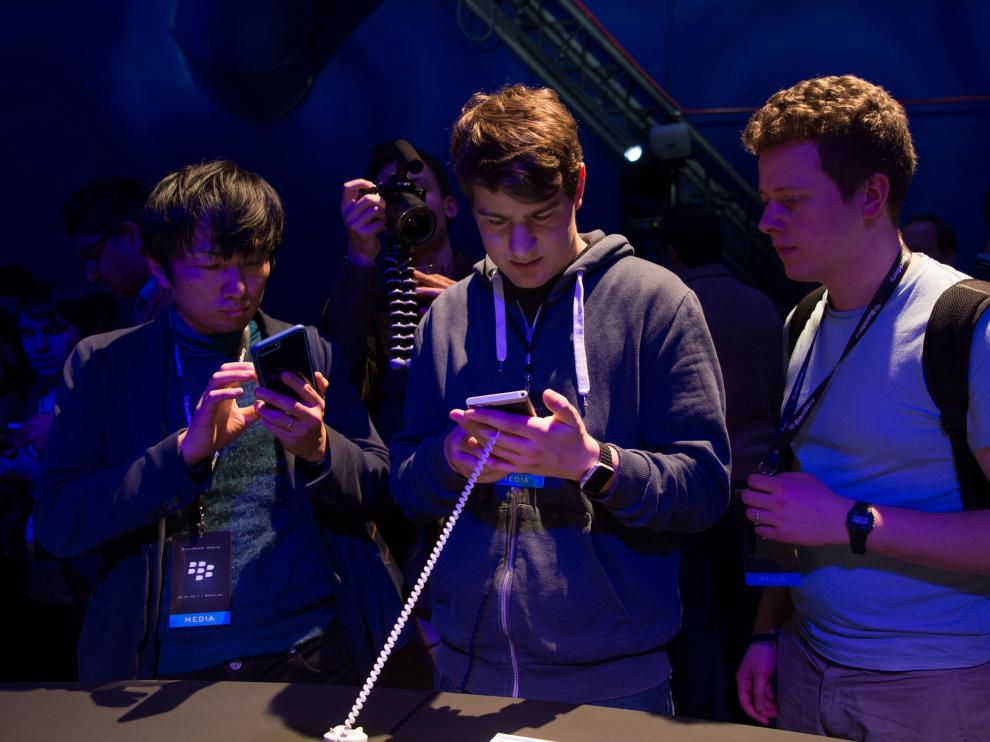 Los periodistas examinan la nueva Blackberry, en el Mobile World Congress