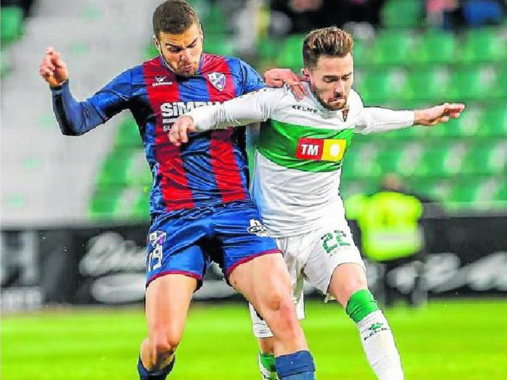 Alexander González pugna un balón con Iriondo en el partido del pasado sábado.