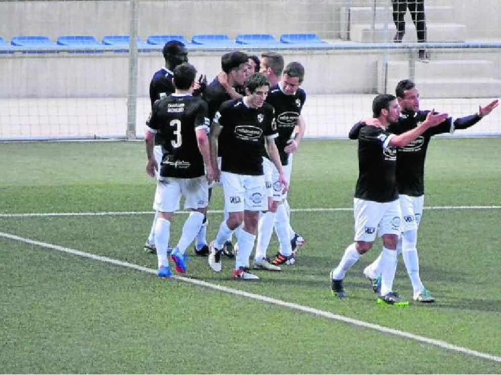 Los jugadores entrenados por Emilio Larraz celebraron un importantísimo triunfo en El Prat.