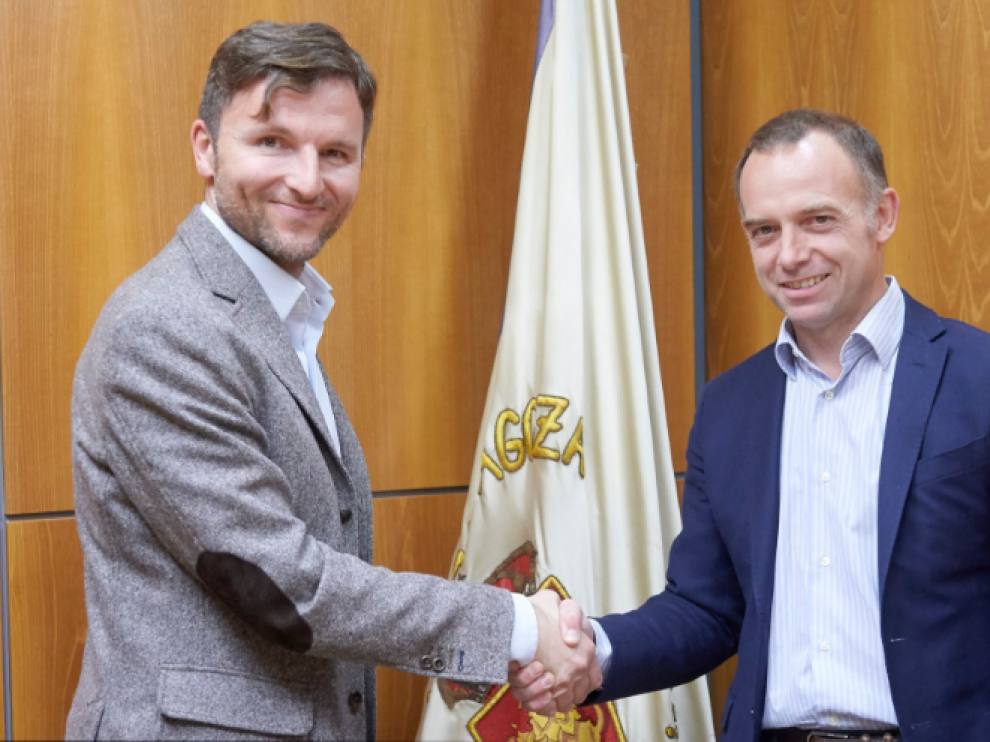 Lalo Arantegui y el presidente del Real Zaragoza, Christian Lapetra, esta tarde en la sede del club tras la firma de su contrato como director deportivo.