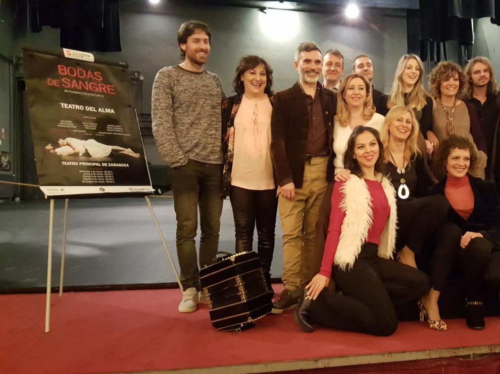 El reparto de 'Bodas de sangre', en las tablas del Teatro Principal, junto al concejal de Cultura Fernando Rivarés