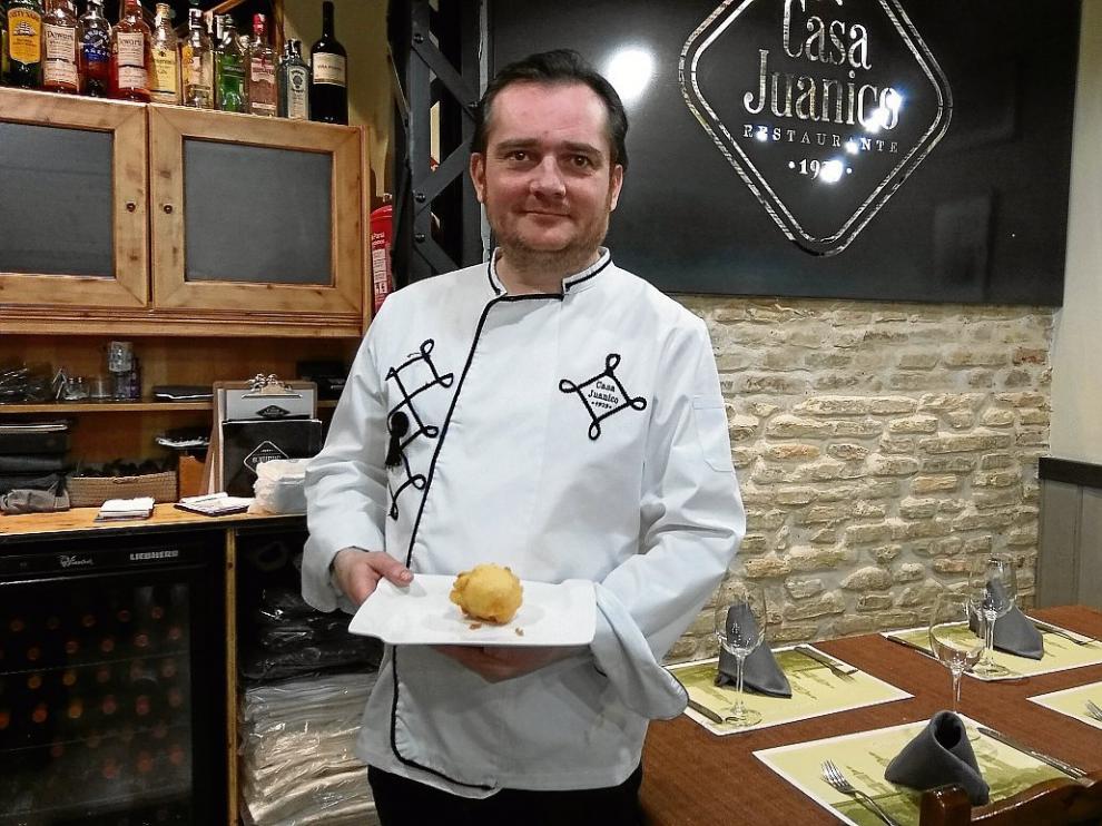 Míchel Velasco, chef de Casa Juanico, con la tapa 'Jamón con chorreras'.