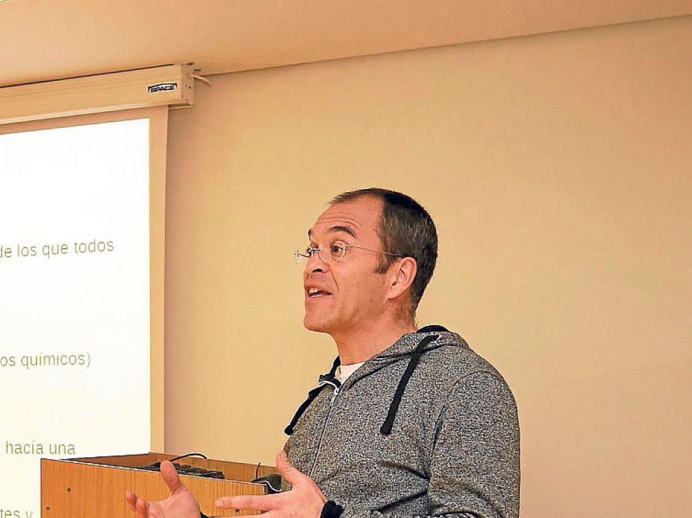 Luis Ferreirim durante su intervención en Huesca.
