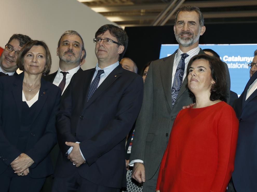 El ministro de Energía, Álvaro Nadal, junto al rey Felipe VI, Soraya Sáenz de Santamaría y Oriol Junqueras en el Mobile World Congress.