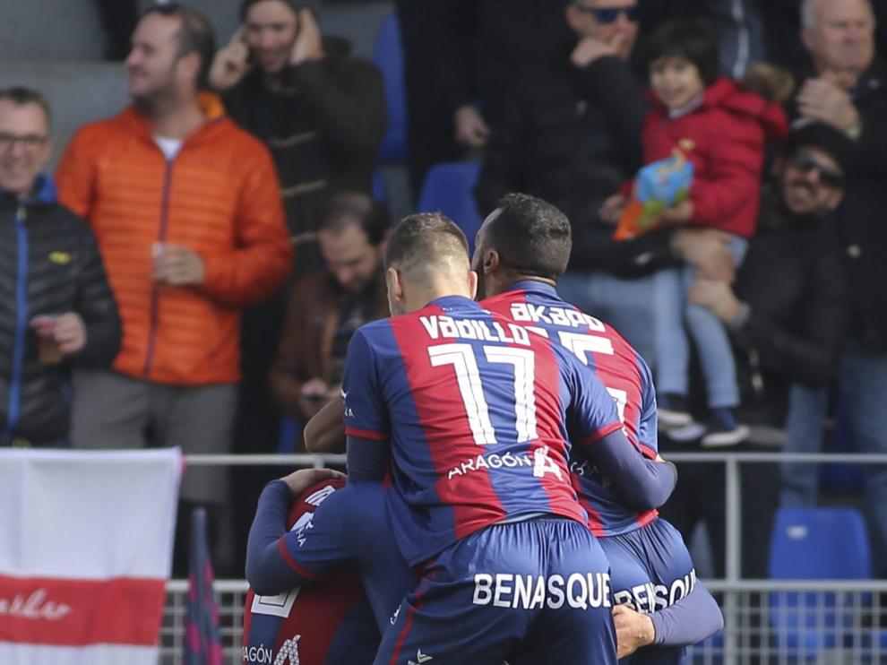 Jugadores del Huesca celebran un gol ante el Sevilla B.