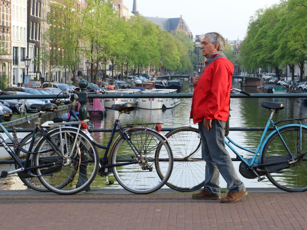 Jesús Escartín, graduado en Periodismo por la Universidad de Zaragoza con 62 años. En la imagen, en Amsterdam, en la grabación de 'Fugitivos'.