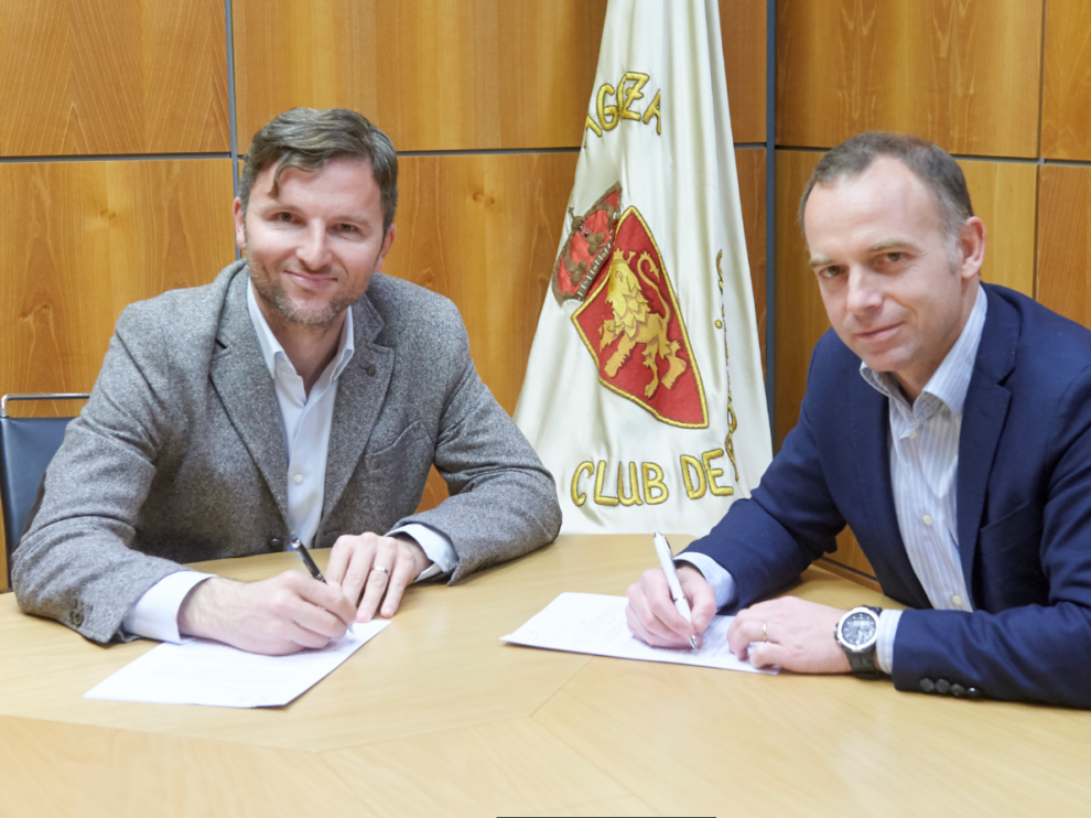 Lalo Arantegui, en la tarde de este lunes, firma su nuevo contrato como director deportivo del Real Zaragoza junto al presidente, Christian Lapetra.