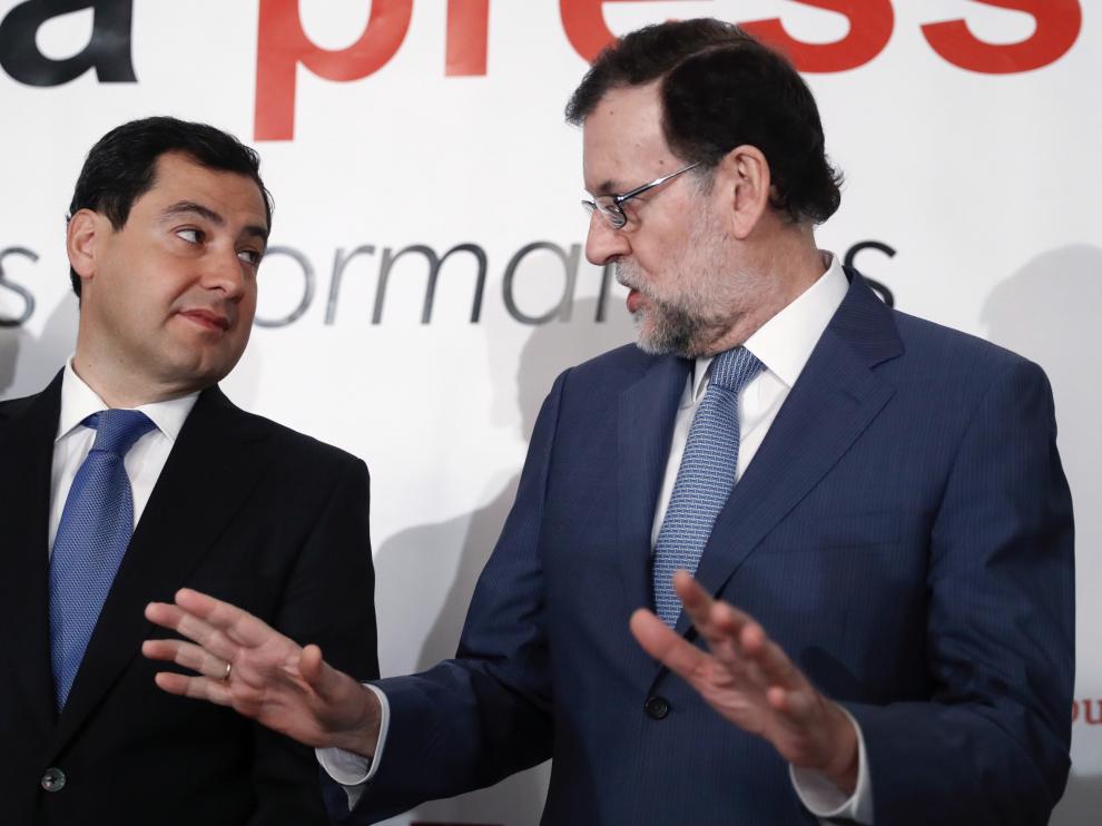 Rajoy conversa con el presidente del PP andaluz.