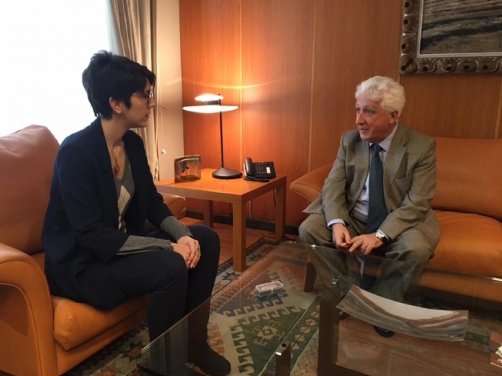 Fernando García Vicente con la presidenta de las Cortes, Violeta Barba.