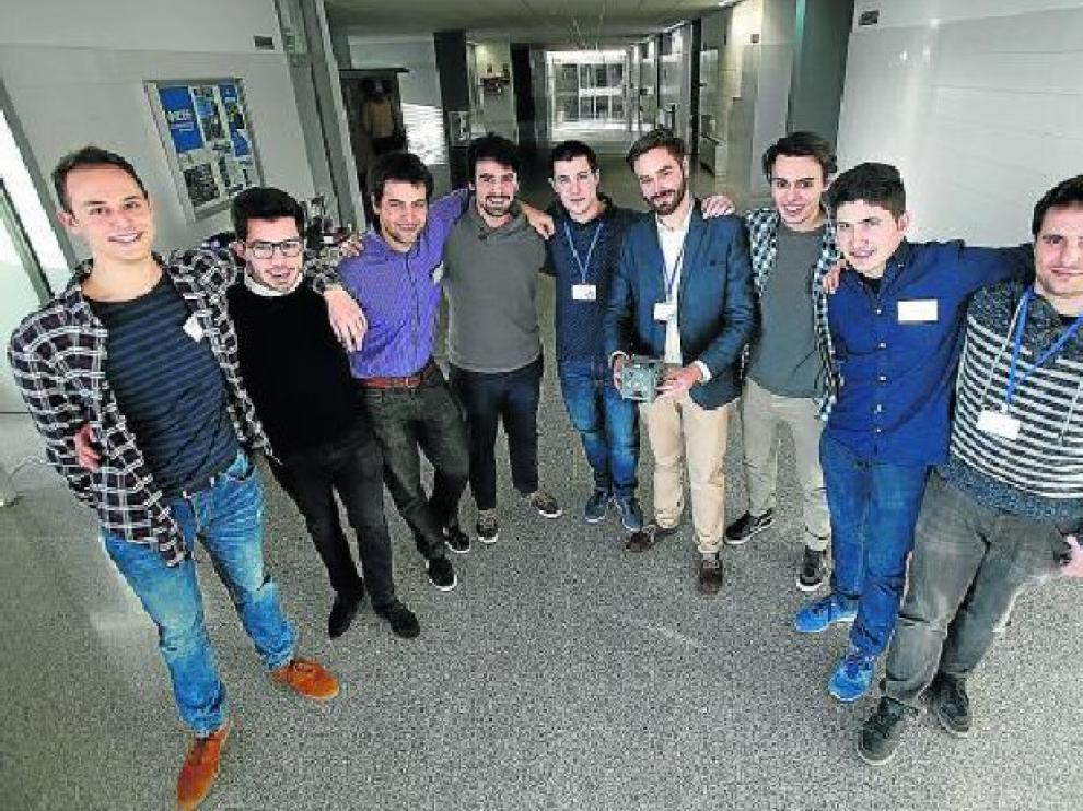 Parte del equipo de estudiantes de la Universidad de Zaragoza con un prototipo del nanosatélite.