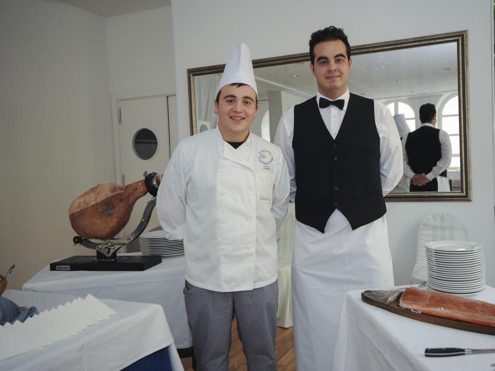 David Andrés, a la izquierda, con Santiago Marqués, en las cocinas de la Escuela de Hostelería de Teruel.