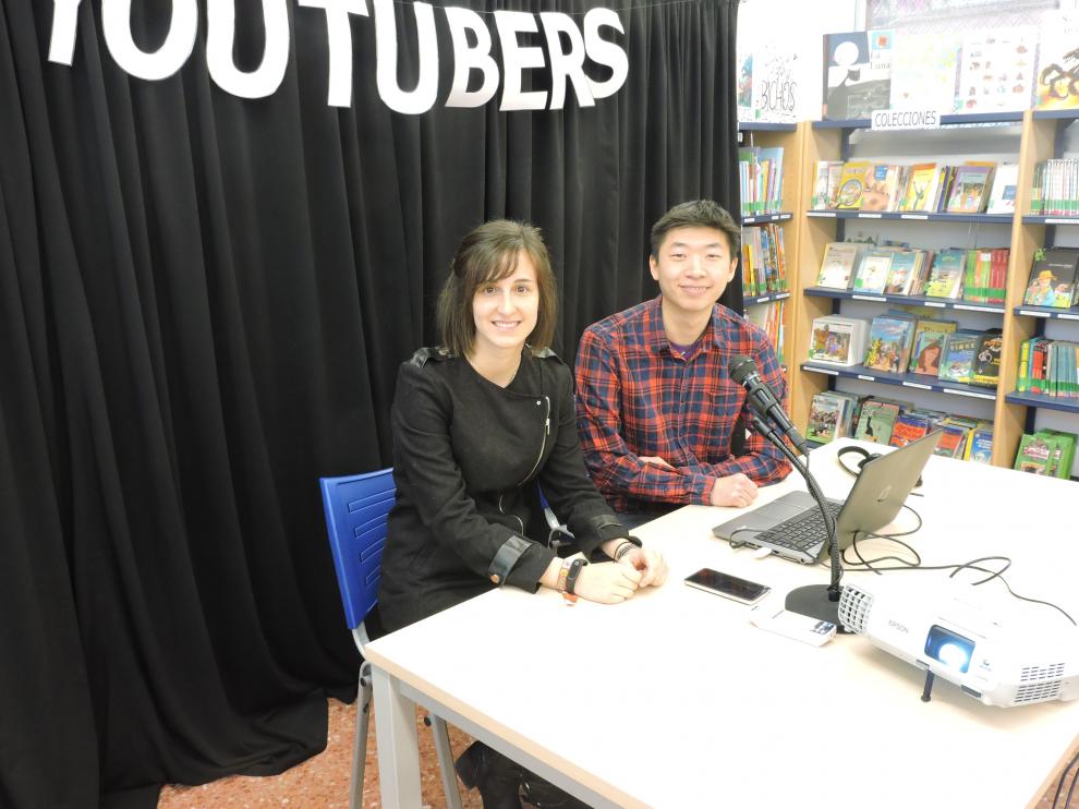 Patricia García y Dehua Sun en la biblioteca Ramón J. Sender de Huesca.