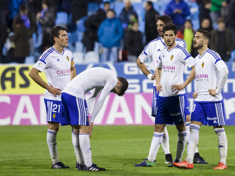 Zapater, Cani, Edu García, Samaras y Ros, desolados, al término del partido del pasado domingo ante el Nástic en La Romareda, con derrota por 1-2 delos zaragocistas.