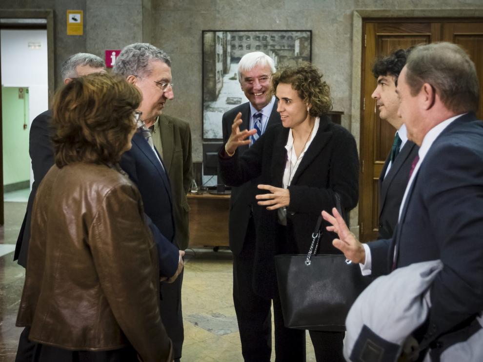 La ministra de Sanidad, Dolors Montserrat, se ha reunido en Zaragoza con los consejeros del Gobierno de Aragón de Sanidad, Sebastián Celaya y la consejera de Ciudadanía y Derechos Sociales, María Victoria Broto.