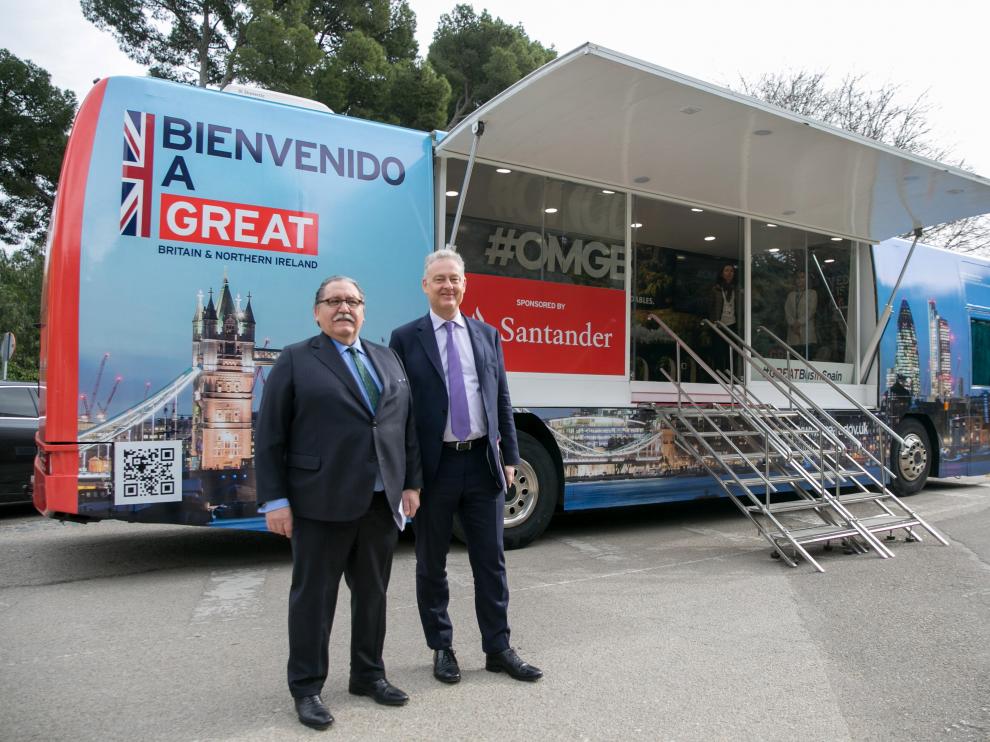 El embajador británico en España Simon Manley posa con el presidente de la Cámara de Comercio de Zaragoza, Manuel Teruel, ante el bus informativo sobre el 'brexit', en el Parque Grande.