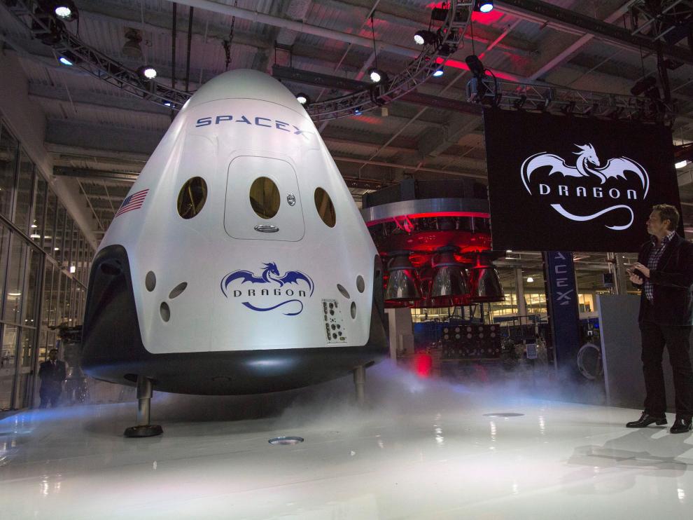 Elon Musk, presidente ejecutivo de Space Exploration Technologies (SpaceX), muestra el vehículo espacial Crew Dragon que se enviará a la Estación Espacial Internacional (EEI).