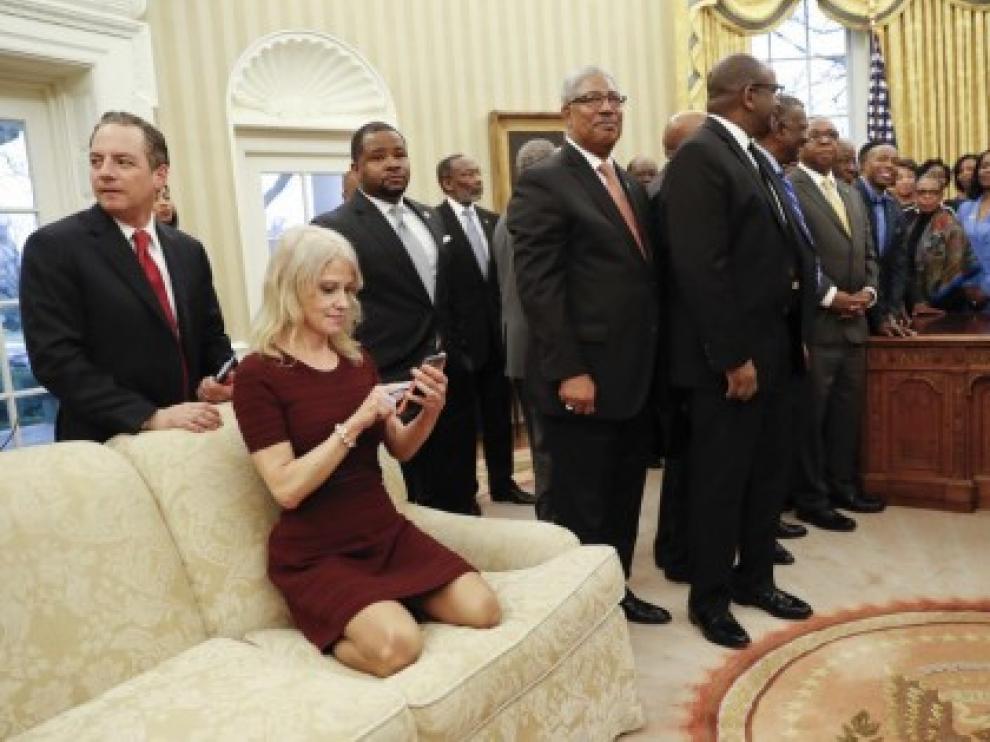 Kellyanne sobre el sofá del Despacho Oval con sus zapatos puestos.