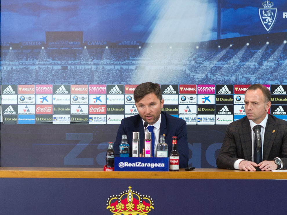 Lalo Arantegui, en la sala de prensa de La Romareda, durante la comparecencia de su presentación oficial como director general del Real Zaragoza. A su lado, el presidente, Christian Lapetra.