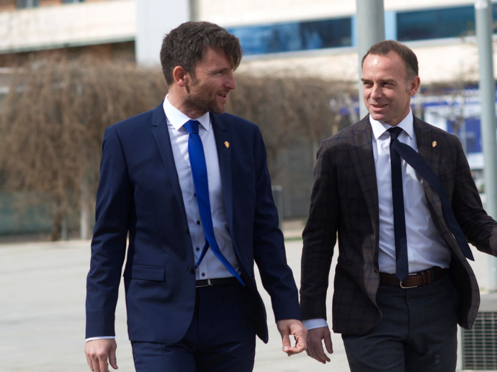 Lalo Arantegui camina junto a Christian Lapetra, el presidente del Real Zaragoza, instantes antes del acto de presentación del nuevo director deportivo en La Romareda.