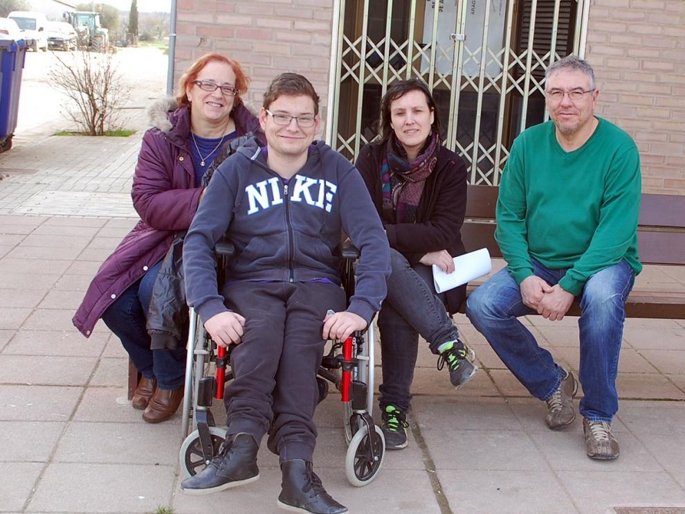 Vicente junto a varios representantes del PSOE en Sariñena.