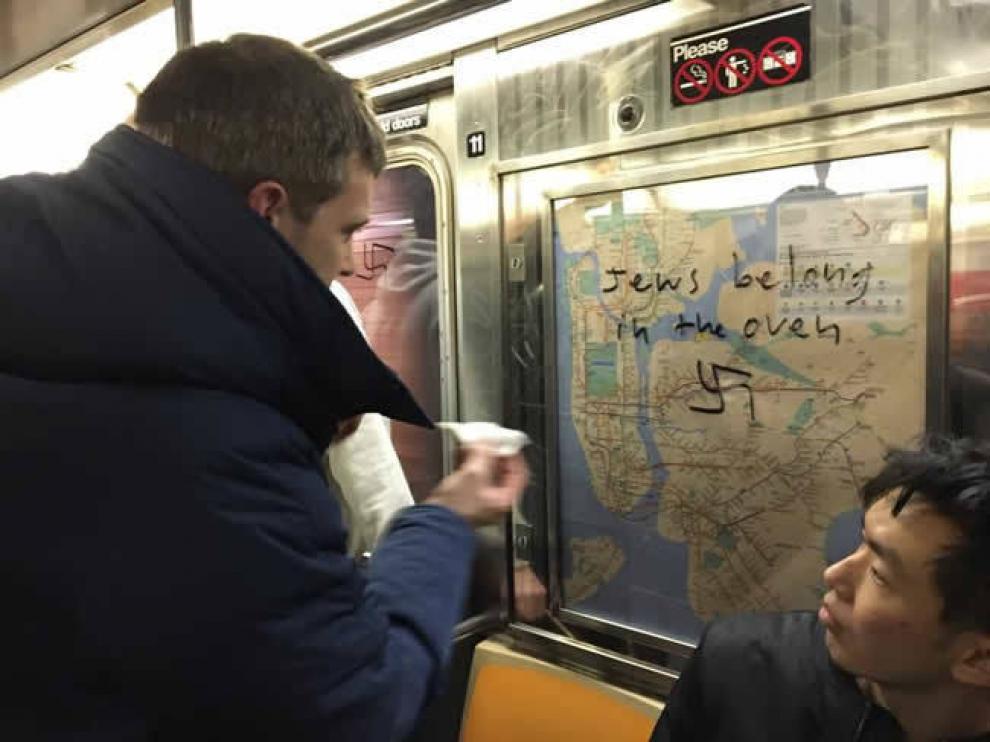 Un pasajero borra una pintada antisemita en el metro de Nueva York