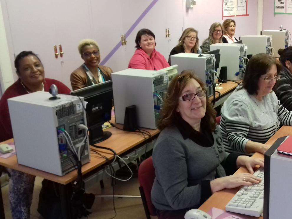 Alumnas del curso de Informática básica de la Casa de la Mujer de Zaragoza.