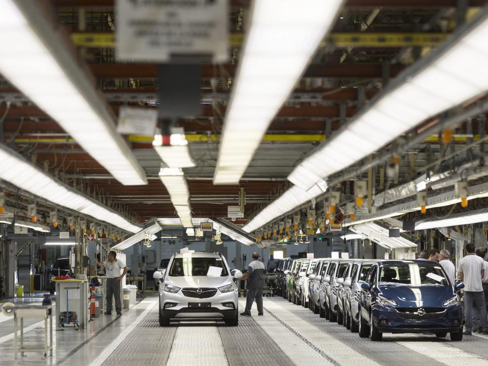 Imagen de 2016 de la fábrica de GM en Figueruelas, con operarios en la nave de acabado final.
