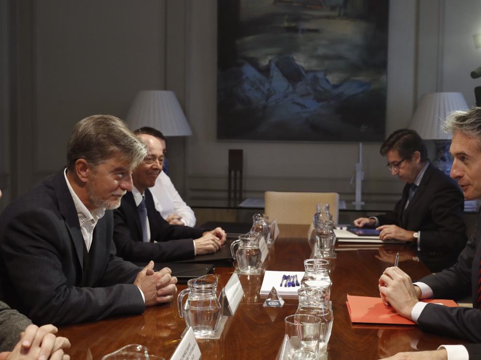 Reunión en el ministerio de Fomento entre el ministro De la Serna y el alcalde de Zaragoza.