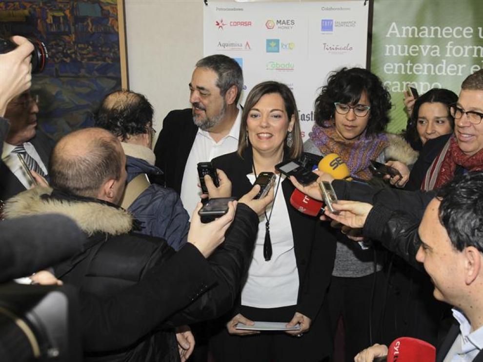 a consejera de Agricultura y Ganadería y portavoz de la Junta de Castilla y León, Milagros Marcos (c), atiende a los medios antes de participar en el Foro Económico de 'El Norte de Castilla' "La empresa ganadera: competitividad y futuro".