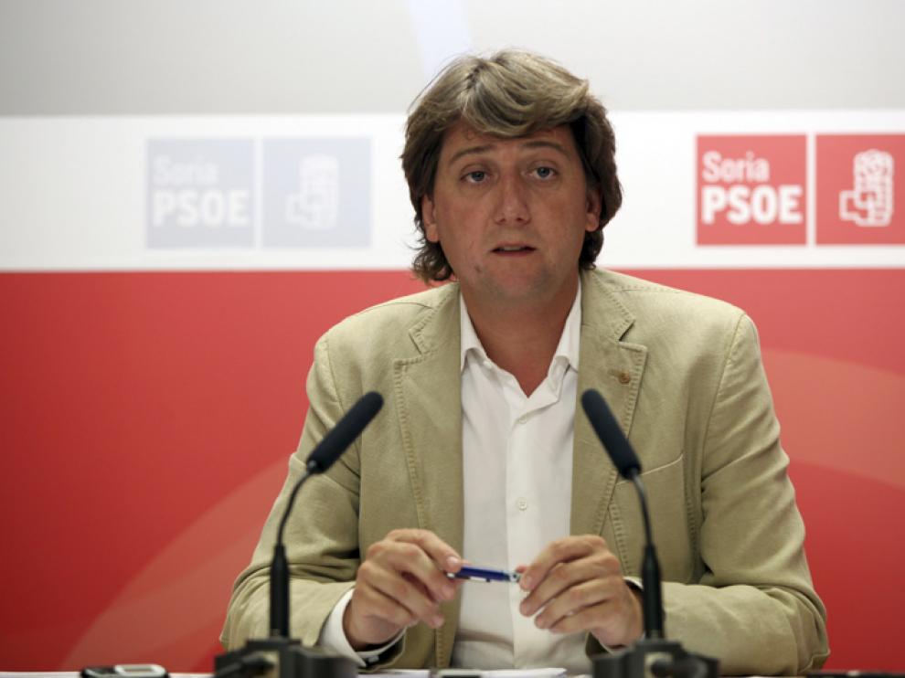 El secretario provincial del PSOE y alcalde de Soria, Carlos Martínez, en una rueda de prensa en la sede socialista