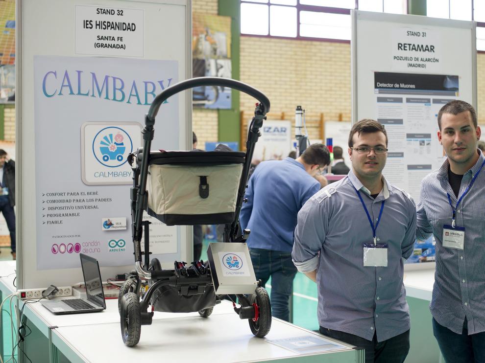 Una cuna que se mece sola. 'Calmbaby' es un dispositivo que ha sido creado por Jonatan Serrano y Francisco Manuel Rodríguez, alumnos del IESHispanidad de Santa Fe (Granada).