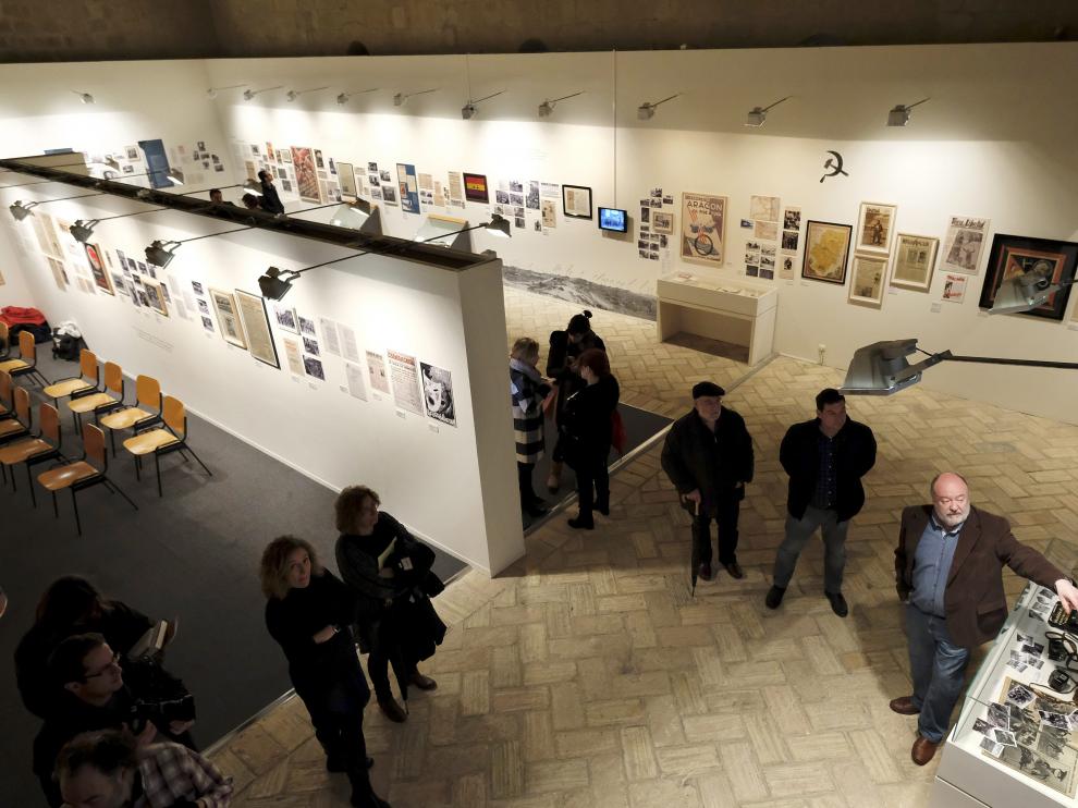 Víctor Pardo, comisario de la exposición, explicó varios de los contenidos de 'Orwell toma café en Huesca'.