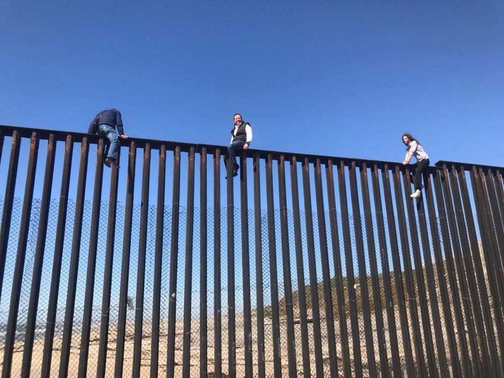El diputado mexicano Braulio Guerra, sentado en lo alto del muro que separa la frontera entre Estados Unidos y México.