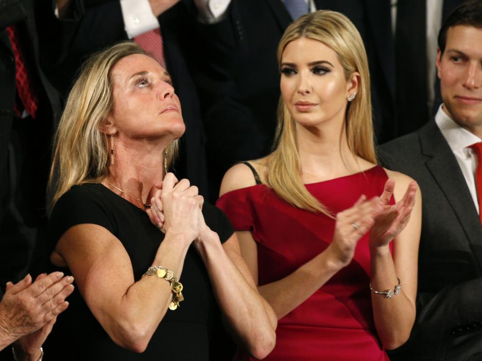 Ivanka al lado de la viuda del Navy Seal.