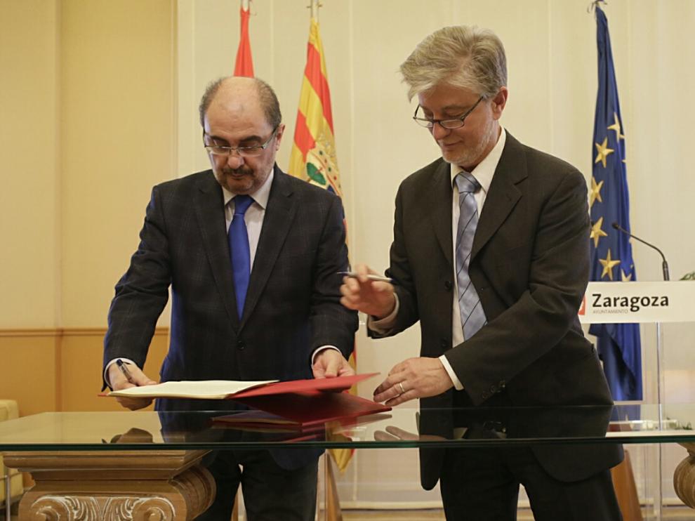 El presidente de Aragón, Javier Lambán, y el alcalde de Zaragoza, Pedro Santisteve, en la firma de la ley de capitalidad.