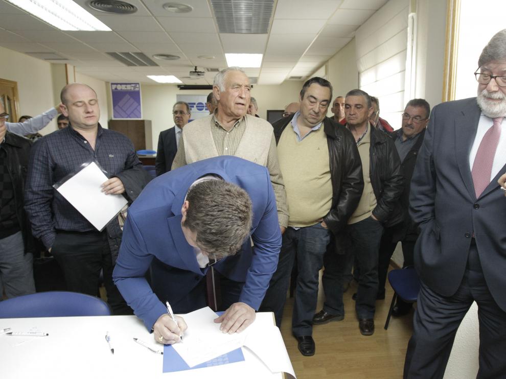 El presidente de FOES, Santiago Aparicio, a la derecha, durante la firma de las distintas instituciones en defensa de la vaquería de Noviercas