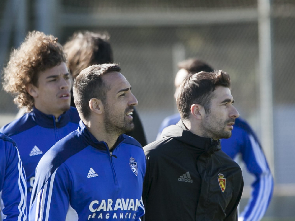 José Enrique, junto a Cani, con Feltscher detrás, en un momento del entrenamiento de este sábado.