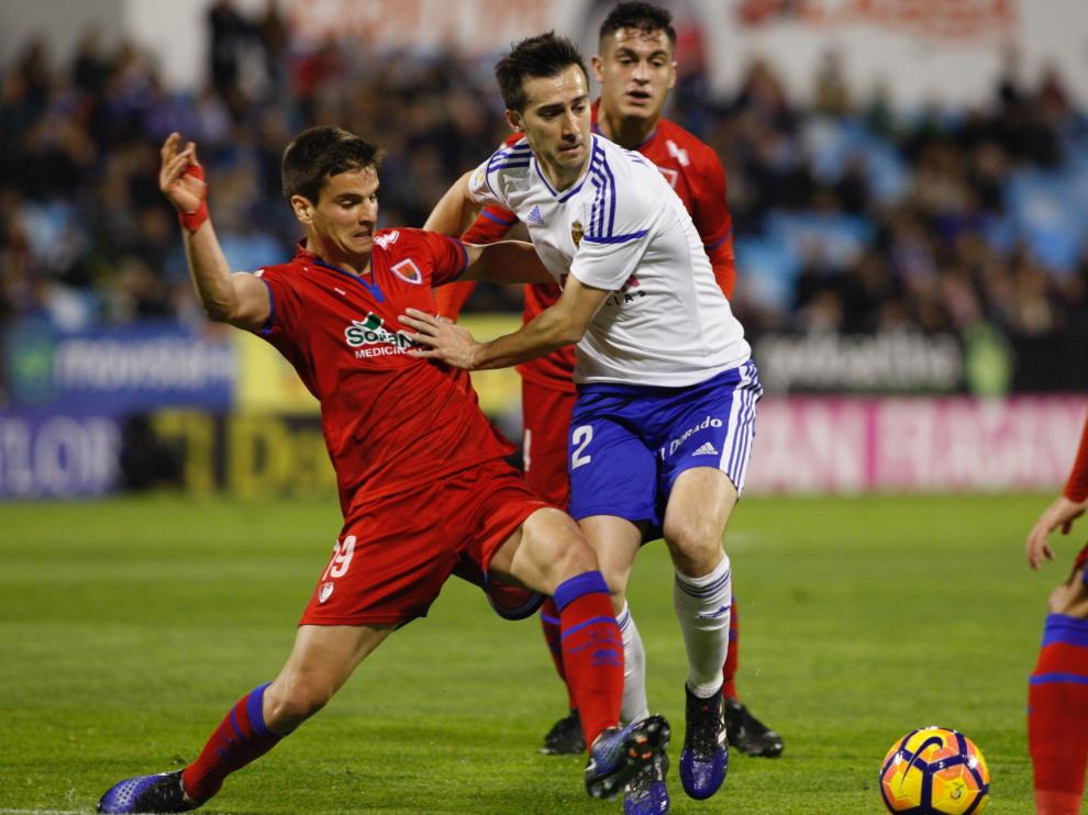 Lanzarote pugna con Galarreta por un balón en el Zaragoza-Numancia.