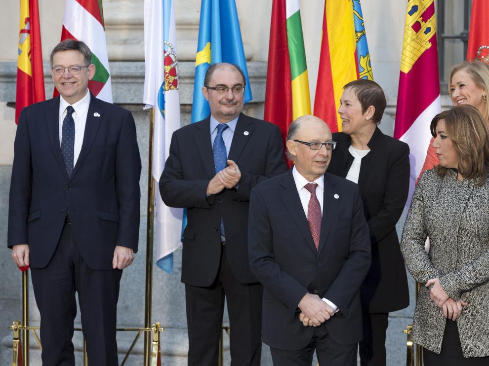 Lambán, junto al ministro Montoro y los presidentes de Valencia, Navarra, Madrid y Andalucía.