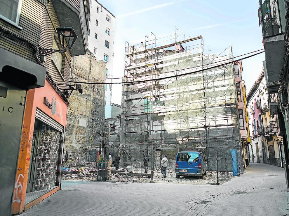 El nuevo solar tras el derribo del inmueble de la esquina de la calle Carrica y Contamina