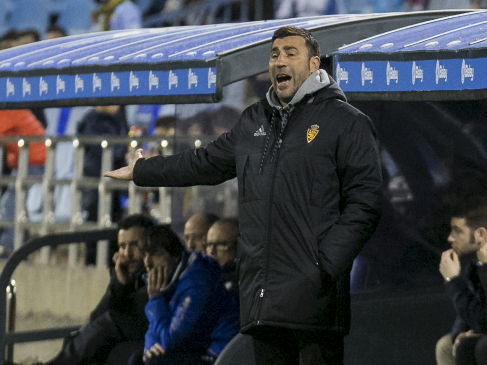 Raúl Agné, en plena fase de explicaciones a sus jugadores durante el transcurso del juego en el Real Zaragoza-Numancia del este pasado domingo.