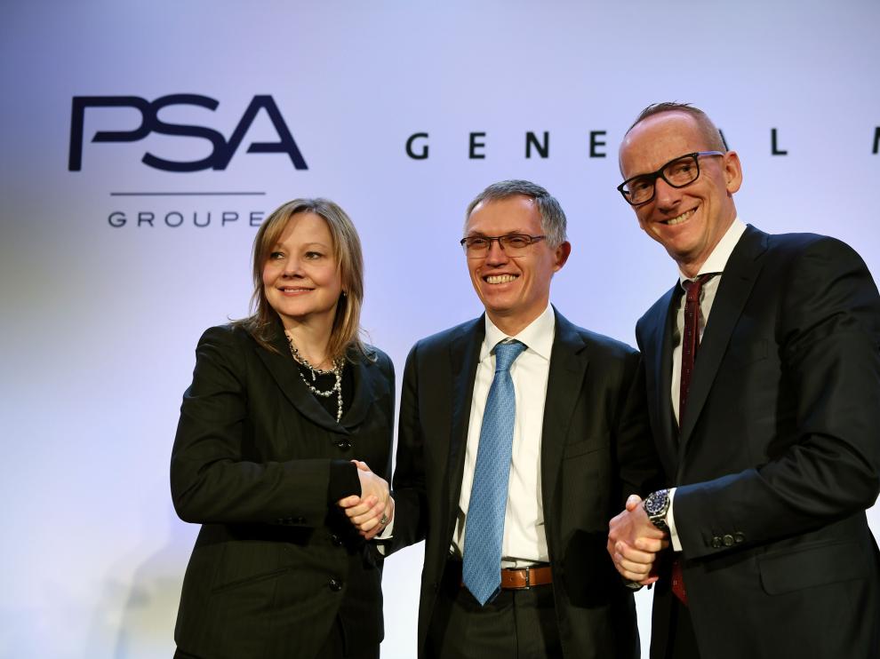 La CEO de General Motors, Mary T. Barra, junto al presidente del consejo de administración del Grupo PSA, Carlos Tavares, y el CEO de Opel, Karl Thomas Neumann.