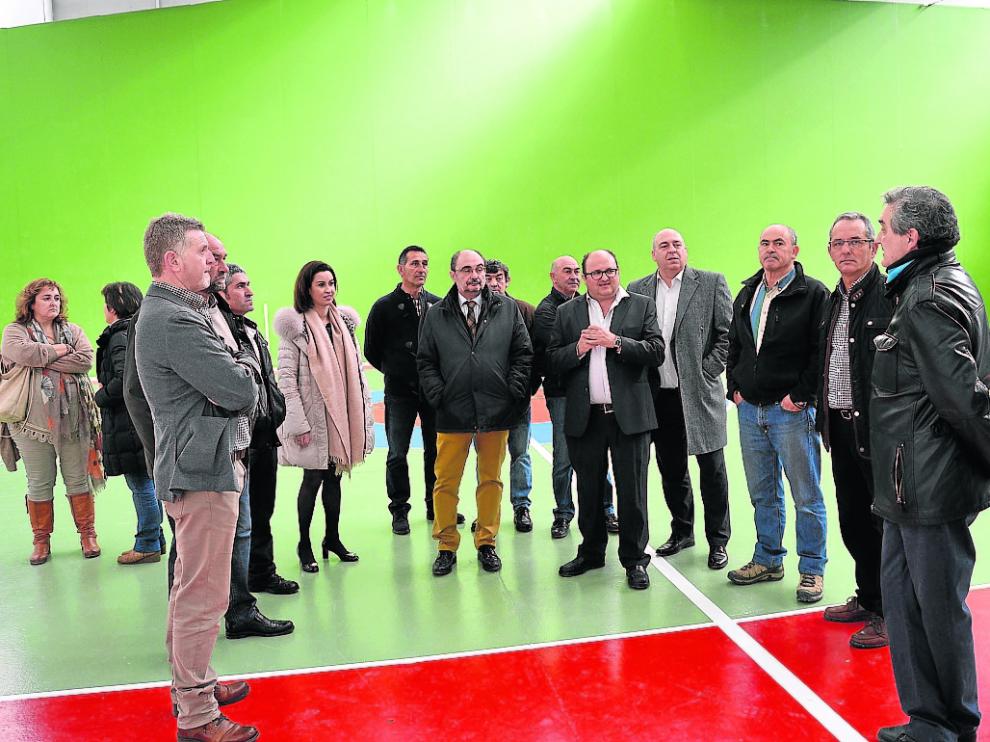 Javier Lambán, en el polideportivo de Biota, junto a alcaldes y representantes comarcales.