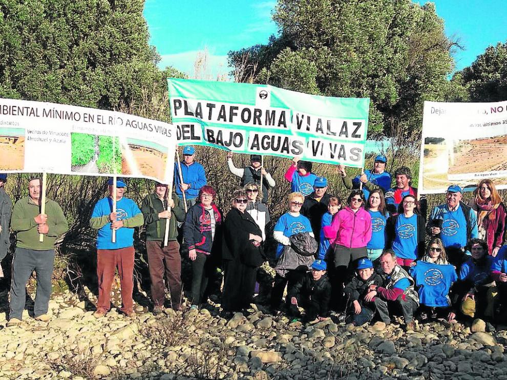 Miembros de la plataforma Vialaz, ayer, en el cauce seco del Aguasvivas en el término de Azaila.