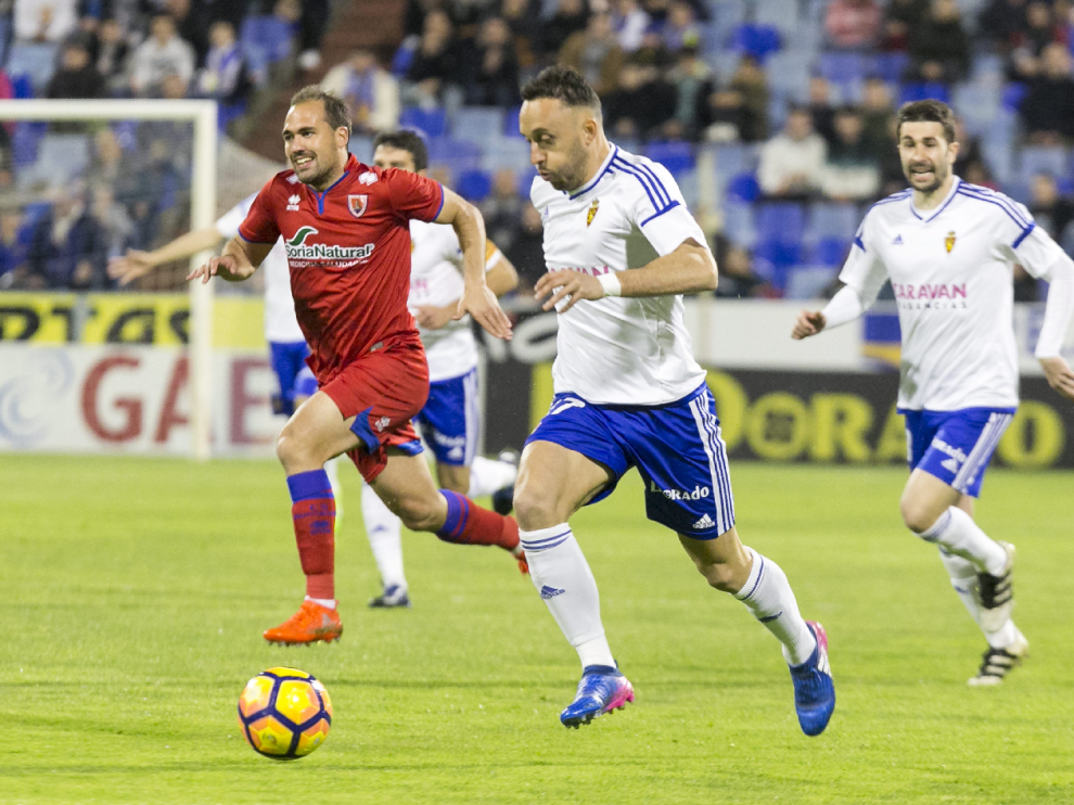 Xumetra, este pasado domingo durante el partido Real Zaragoza-Numancia, intenta escapar en velocidad de la marca de Medina.