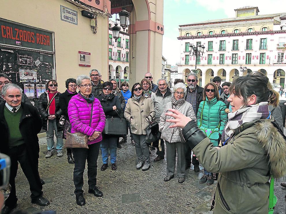 Vecinos de Zaragoza que participaron en la visita guiada por Huesca ayer a las 11.00.